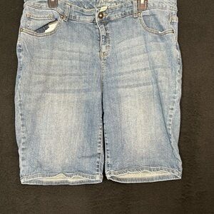 Women's 16W Light Wash Blue Straight Hi-rise Bermuda Shorts- Ruff Hewn